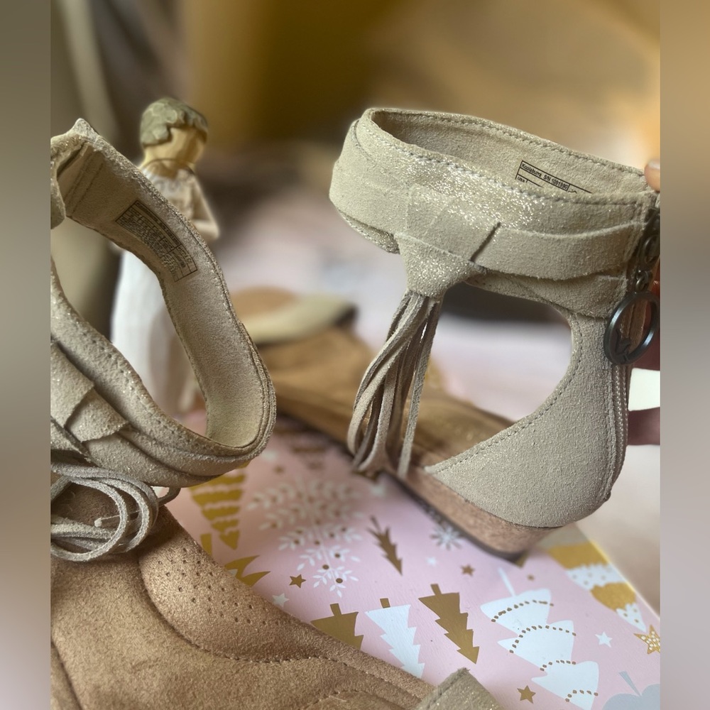 UGG Suede Tassel Wedge Frosted Almond/Tan/Cream Zippered Sandal NWOT Sz 9 - Picture 8 of 12
